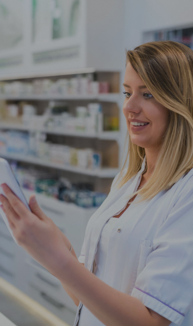 Pharmacienne qui utilise le logiciel pour planifier des livraisons de prescriptions dans un casier intelligent